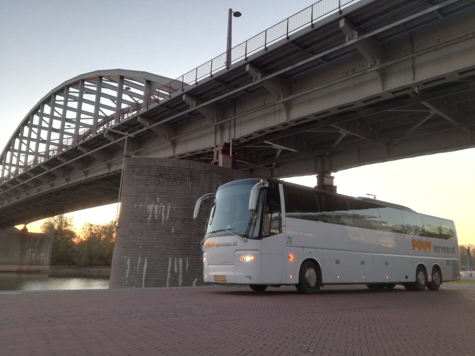 Pouw Vervoer Bus onder viaduct